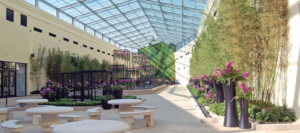 📍Gallery Furniture - Richmond, Texas 🌱GSky Versa Wall® System 👉The 42-by-48-foot wall contains about 12,000 plants #biophilicdesign #greenlivingwalls #architecture #design #sustainability