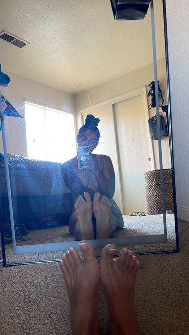 Tomorrow is my birthday 🥰🦶🏼🎁 #25 🎈 https://t.co/hB3qn004XK