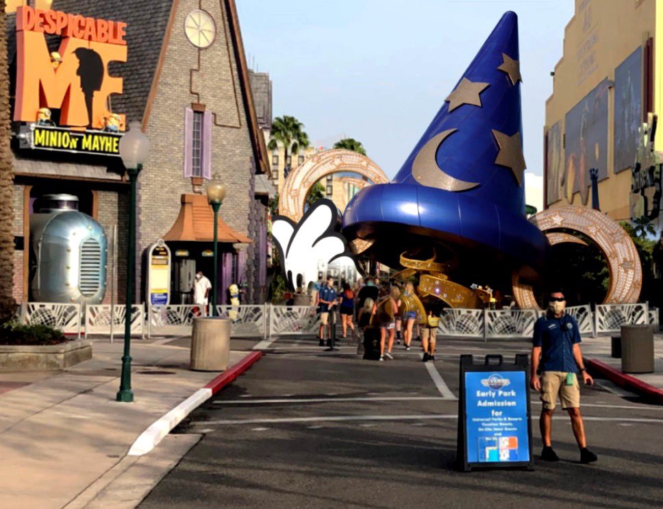 FakeDisneyFact's tweet photo. New Halloween Horror Nights set pieces installed at Universal: https://t.co/aDbRHTPMCk