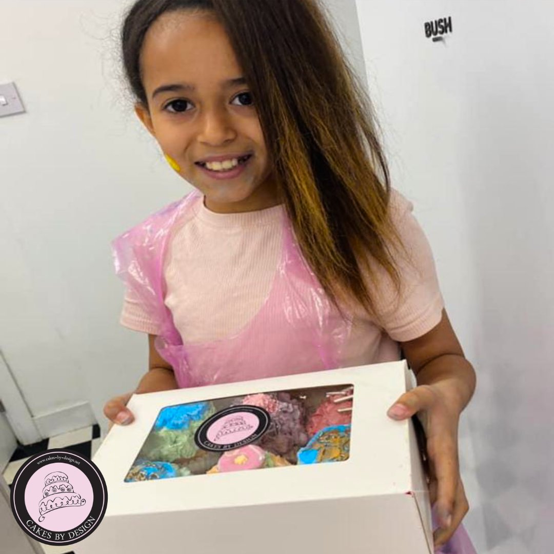 cakesbydesignnw's tweet photo. Cake School - Thurs 25th August🧁

The class will be 11am-1:30pm, for children aged 5-11. For £50 your child will learn techniques to decorate cupcakes &amp; they will take home everything they make, if they don't eat them first😆

#cakeschool #cupcakeclass #cakedecorating https://t.co/BahKT2tVu8