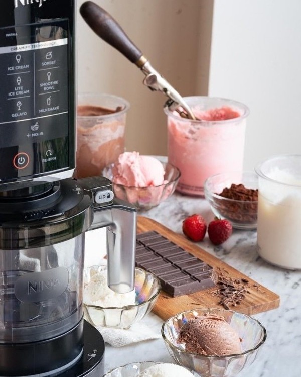 We aren't sure where this apparent heatwave is...but that can't stop us from whipping up some tasty Summer treats🍦🍫☀️

How amazing does this ice cream look? Shop the Ninja NC300UK ice cream maker on our website now😍🙌