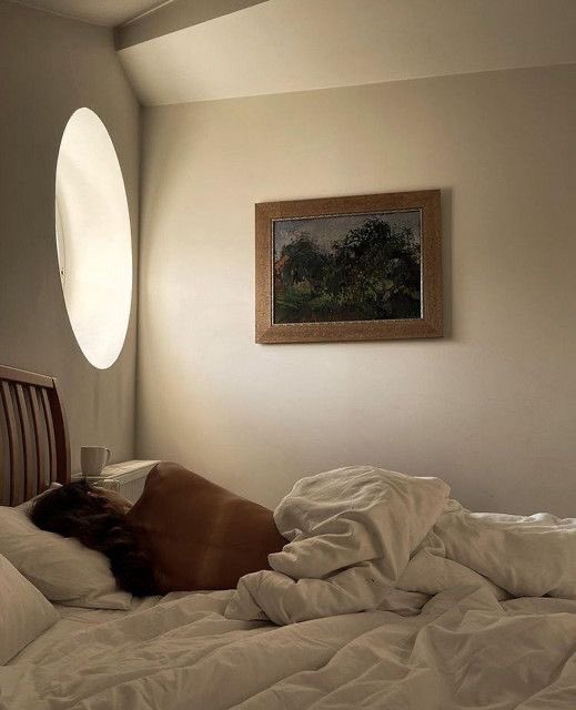 plsonlybones's tweet photo. Me da igual todo, solo quiero levantarme sin ninguna preocupación, mirarme al espejo sin sacar cada pequeño detalle de mi convirtiéndolo en un defecto, ir a desayunar sin pensar que tendré que quemarlo a lo largo del día. 
La vida son dos dias y ya estoy cansada.
Solo quiero paz https://t.co/NI43pK18os