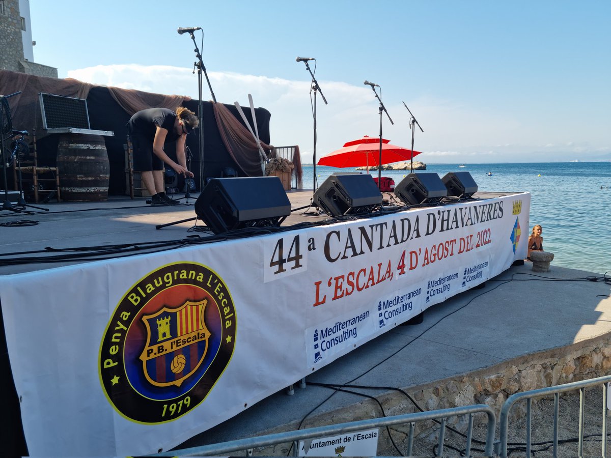 Tot preparat per aquesta nit... Recordeu, entrada gratuïta a la platja. A la zona de la Riba, cadira + rom + cuca de llum per 5€
#Havaneres #Lescala