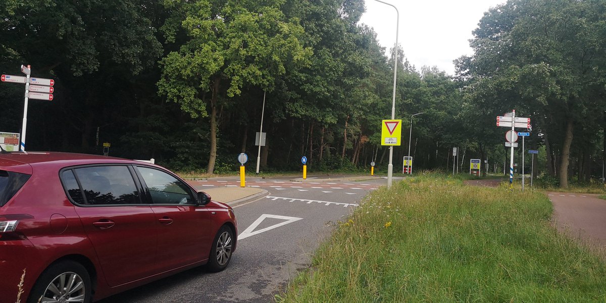 Rad_Krause's tweet photo. Heute mit dem 🚲 unterwegs in @gem_Nijmegen. Die super ausgebauten Radschnellwege verbinden Innenstadt mit dem Umfeld und machen das 🚲 auch auf langen Strecken konkurrenzfähig. Im Bild der #F73 im Süden, der vor einigen querenden Straßen Vorfahrt hat.
https://t.co/t5lpbnlVKD 11/ https://t.co/HJaa66hSnV
