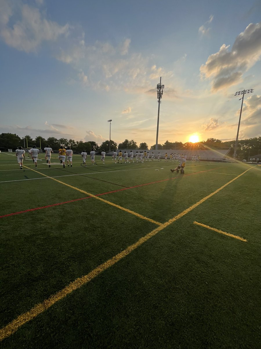 CoachV_Football's tweet photo. Beautiful morning at #TheMarv starting day 4 of two a days. Freshen bears ๐๐ค๐ฝ https://t.co/rsp0HNkpyx