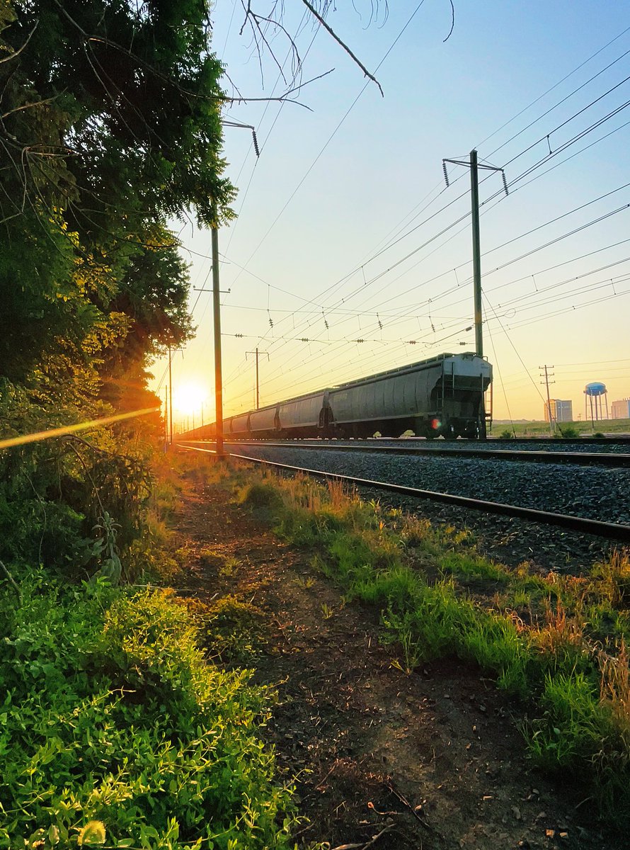 abigailin's tweet photo. freights and grains @ 6:29am https://t.co/GXpHDXxdy6