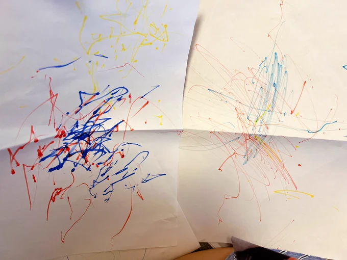 なんて事ない絵なんですけど。絵と言っていいかもわからないんですけど。保育園で一歳4ヶ月の娘が描いた絵をいただきました。普段チラシとかボンボン捨てる儂ですがこれはそっとファイリング宝物よ…ワンピースよこれ… 