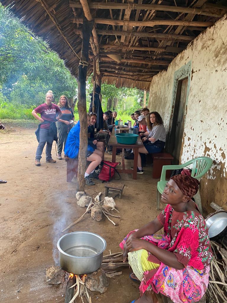 campkenya's tweet photo. Yesterday, #TeamEmbe went to the mamas house just outside camp. They learnt how to make chapatis, coconut rice 🌾 and weave makuti 😍 #DoSomethingAmazing #CampsEffect @CampsInt https://t.co/QuFE3TqkGe