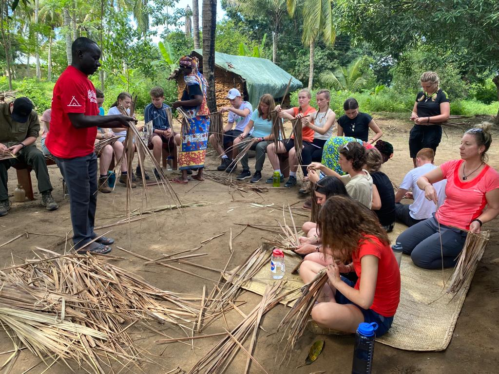 campkenya's tweet photo. Yesterday, #TeamEmbe went to the mamas house just outside camp. They learnt how to make chapatis, coconut rice 🌾 and weave makuti 😍 #DoSomethingAmazing #CampsEffect @CampsInt https://t.co/QuFE3TqkGe