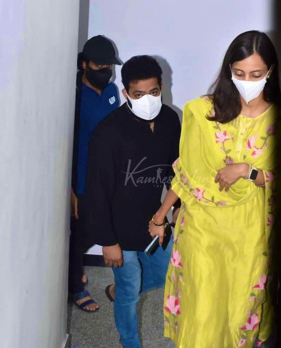 TeamTarakTrust's tweet photo. . @tarak9999 Anna Along With His Family Visited Uma Maheswari Garu House &amp; Paid Condolences To Her Family . https://t.co/7awciQu2H1