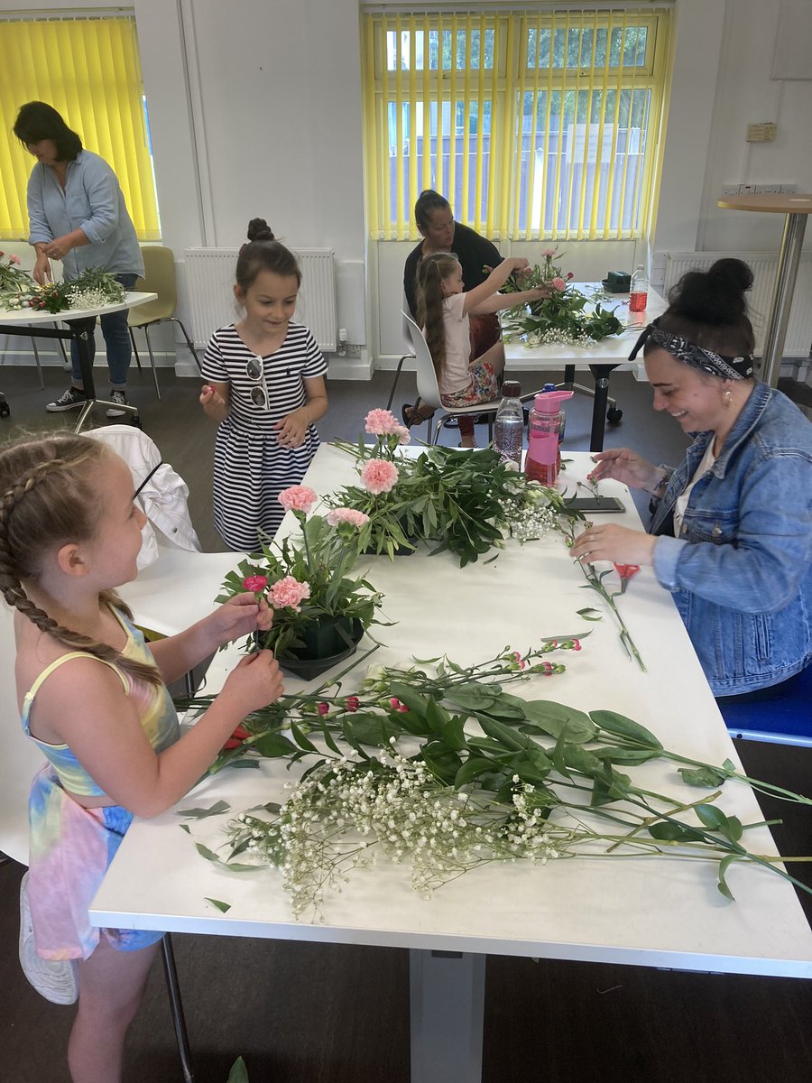 BethForHousing's tweet photo. Get Creative at the Craigs! We kicked off todays #PlayStreets with a floristry workshop! 🌸 @ForHousing #HAF2022 https://t.co/x5143RTE1u