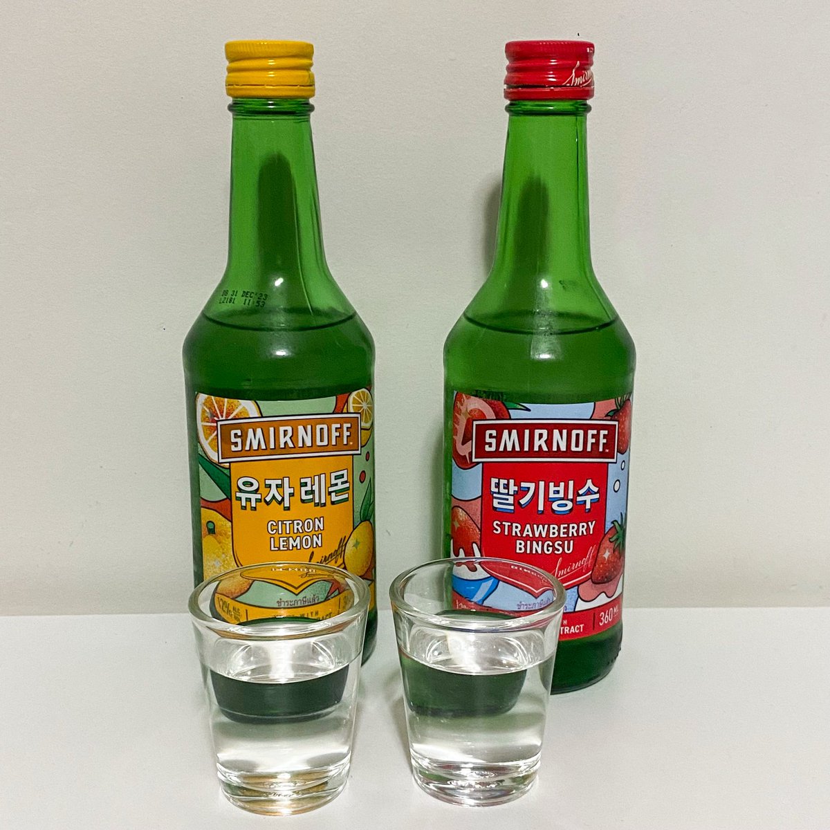 howto4cutie's tweet photo. เห็นช่วงนี้กำลังฮิตเลย Smirnoff ออกใหม่จ้าทุกคน บอกเลยว่ากินง่ายเพลินเลยอะ โซจูอะไรหอมมาก กินไปกินไปมาแป๊บเดียวหมดขวดอะ

#สเมอบิงซู #เลม่อนสตอเบอร์รี่ #รีวิววนไป https://t.co/RD8FaR5Us7
