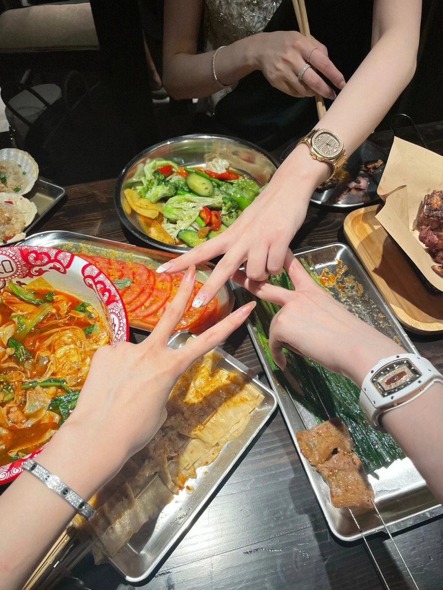 Lee_xinxin92's tweet photo. Eat BBQ with friends, Mala Tang🍻 https://t.co/zmJ56uhZ0I