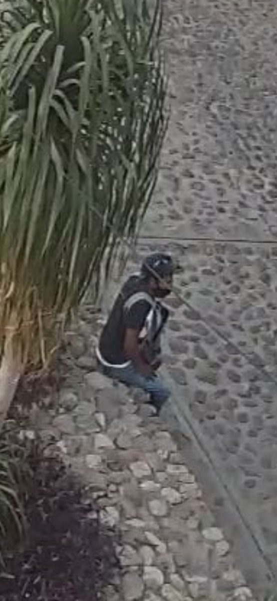 araleyc's tweet photo. A punta de pistola ayer este tipo asaltó a las 7:50p.m a un chico entre las calles de Eucaliptos y Colón en San Felipe del Agua para robarle su cel. Parece que va con otros dos. Tengamos cuidado. @sofyvaldivia #OaxacadeJuárez https://t.co/6eamNa9cSy