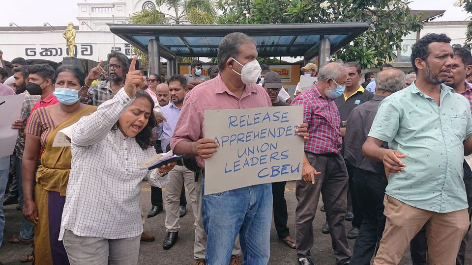FMMsrilanka's tweet photo. ලංකා ගුරු සංගමයේ ප්‍රධාන ලේකම් ජෝසප් ස්ටාලින් අත්අඩංගුවට ගැනීමට එරෙහිව සහ වික්‍රමසිංහ රජය දියත් කර ඇති මූලික අයිතිවාසිකම් උල්ලංගනය කිරීමේ ක්‍රියාදාමයට එරෙහිව අද (2022.08.04) පෙ.ව. 10.00 ට කොටුව දුම්රියපොළ ඉදිරිපිටදී විරෝධතාවක් පැවැත්විනි. https://t.co/Q7TyG9KZNB