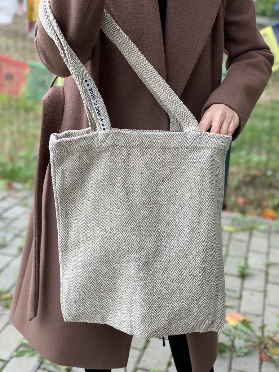 aja_dynasty's tweet photo. Have you ever heard about HERRINGBONE PATTERN? It's a design similar to the fish skeleton . And in a same way that's the visual of our THAMEL SHOPPER TOTE BAG.😌It's made up of COTTON HERRINGBONE. WEBSITE: https://t.co/j29pHJIMTH #ajadynasty #fishstyle #fashion #Trending #fyp https://t.co/3eR4EZrM9M