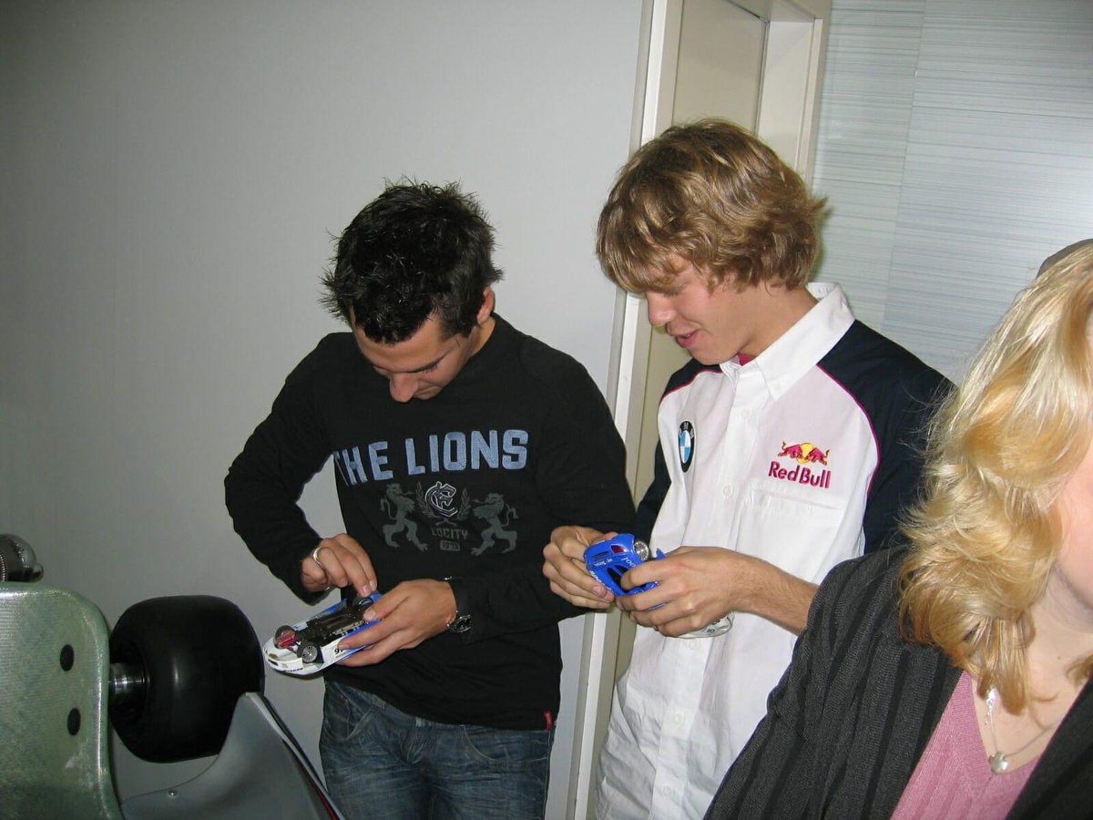 ocsebvettel's tweet photo. Sebastian Vettel ๐at the Motor Show surrendered by slotcars๐ฅน
๐ 2005
#VettelFlashBack #Seb5 #Vettel https://t.co/OCJ9vh9yTc