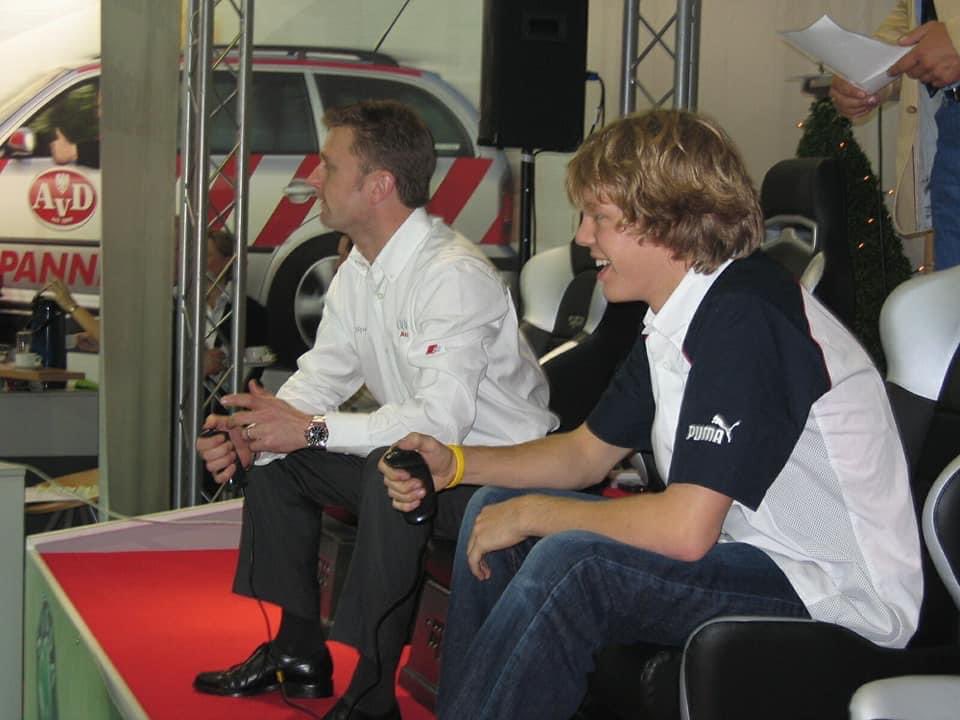 ocsebvettel's tweet photo. Sebastian Vettel ๐at the Motor Show surrendered by slotcars๐ฅน
๐ 2005
#VettelFlashBack #Seb5 #Vettel https://t.co/OCJ9vh9yTc
