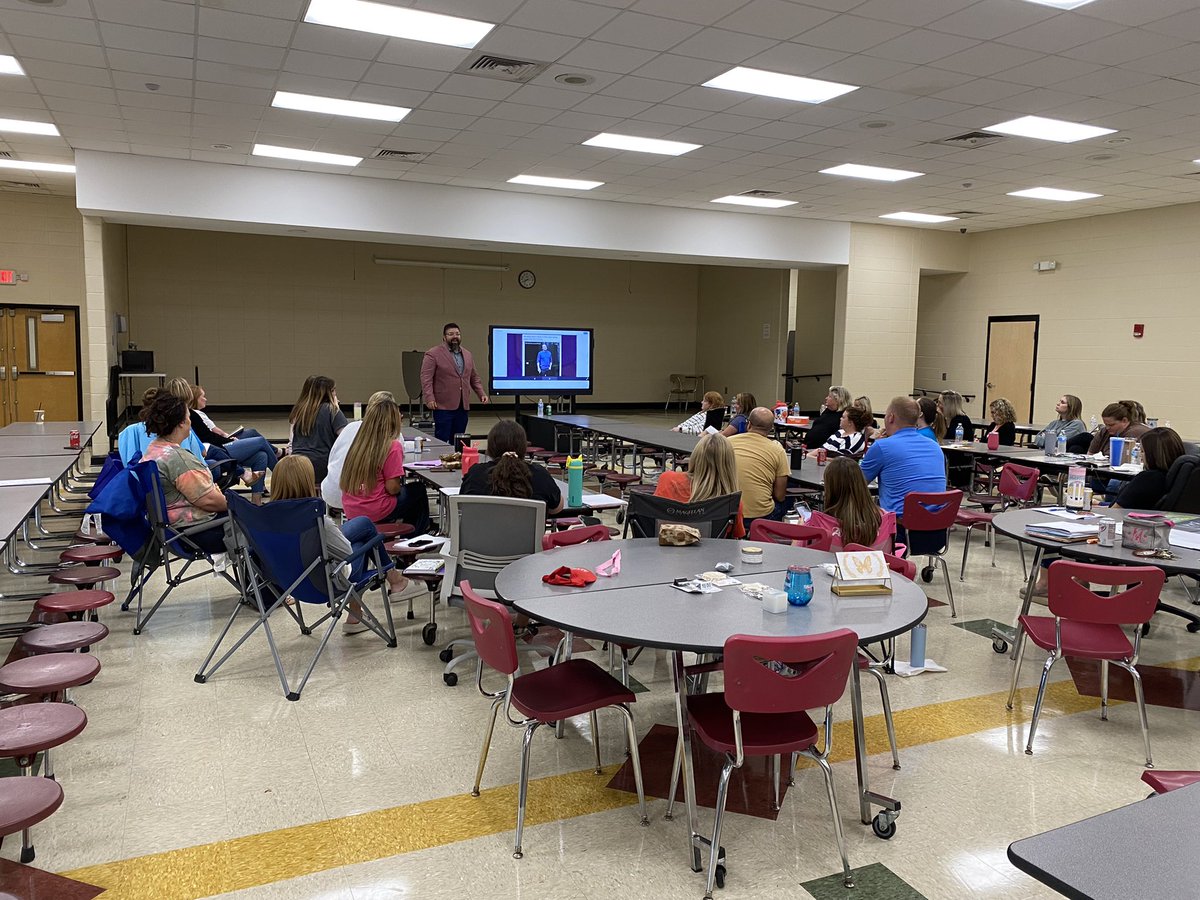 Marmatt0303's tweet photo. CES had an amazing day of PD with @JoshVarner65 !  Learning how to be a hero for all students. @AnnetteProtz @KrisTanner16 @Bridgettemurphr https://t.co/P52cSpG6No