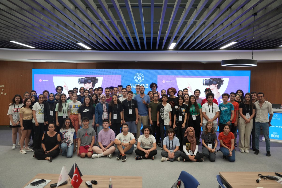 KeremY_'s tweet photo. Gençlik ve Spor Bakanlığı'nın düzenlediği Limitless 2.0 yaz programında konuşmacı olarak yer aldım. 65+ parlak mı parlak genç ile metaverse ve oyunlaştırma konuştuk. Çok keyifliydi. @GamfedTurkiye @gencliksporbak  #limitlessmakers #sinirtanimayançözümler https://t.co/ms7H97SD6V