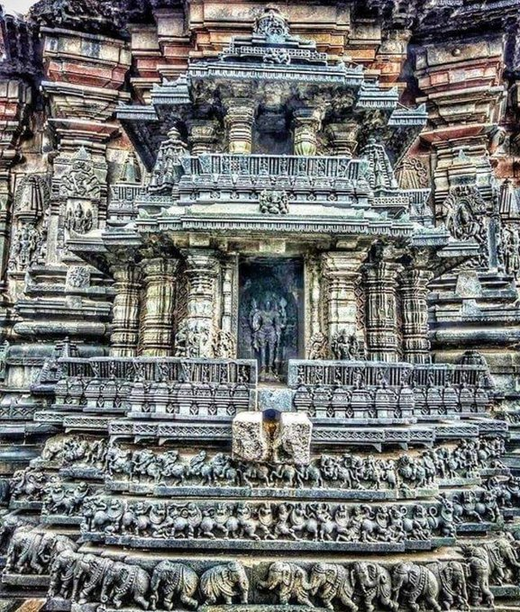 VertigoWarrior's tweet photo. The Chennakesava Mandir, Belur, Karnataka was built over 3 generations spanning 103 years. Every inch of this Mandir is a masterful sculpture... https://t.co/FoyLH6WR4d