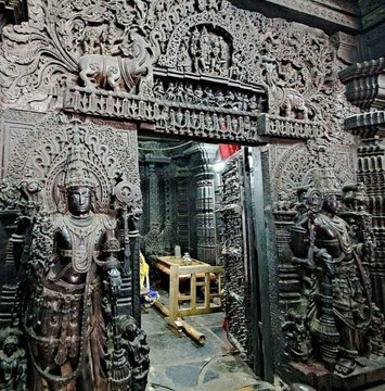 VertigoWarrior's tweet photo. The Chennakesava Mandir, Belur, Karnataka was built over 3 generations spanning 103 years. Every inch of this Mandir is a masterful sculpture... https://t.co/FoyLH6WR4d