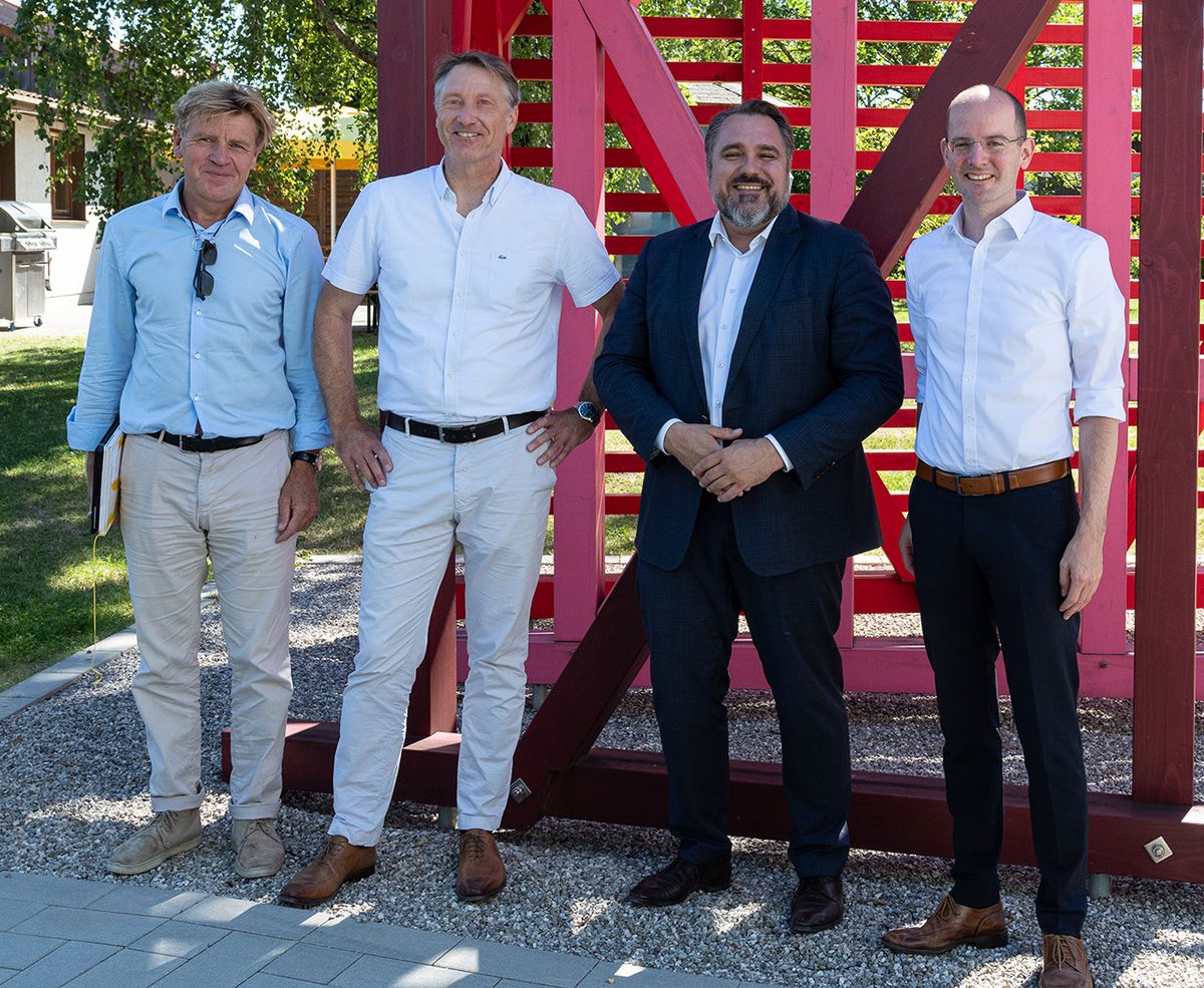 Fraunhofer_IBP's tweet photo. In der Funktion als Obmann des Ausschusses für Wohnen, #Stadtentwicklung, #Bauwesen und Kommunen hat Bundestagsabgeordneter @DFoest das Fraunhofer IBP besucht und sich über #Innovationen informiert. Eine Zusammenführung von Bedarf und Lösung zur Unterstützung politischer Ziele. https://t.co/puaTA7VTE1