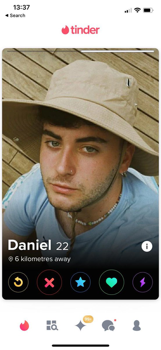 oye que se están haciendo pasar por mi en tinder por la zona de sope, busca tias asique tened cuidadoooooooo y denunciad si os sale😭😭😭🙏🏻🙏🏻🙏🏻