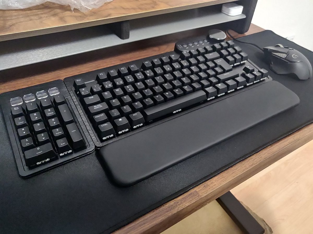 IsaacRFDev's tweet photo. WIP del escritorio de mi nuevo despacho / sala gaming  :)

Ya enseñaré el currazo de cable management que lleva esto cuando lo termine 😁 https://t.co/Pe5WdTqgme