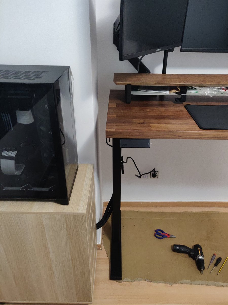 IsaacRFDev's tweet photo. WIP del escritorio de mi nuevo despacho / sala gaming  :)

Ya enseñaré el currazo de cable management que lleva esto cuando lo termine 😁 https://t.co/Pe5WdTqgme