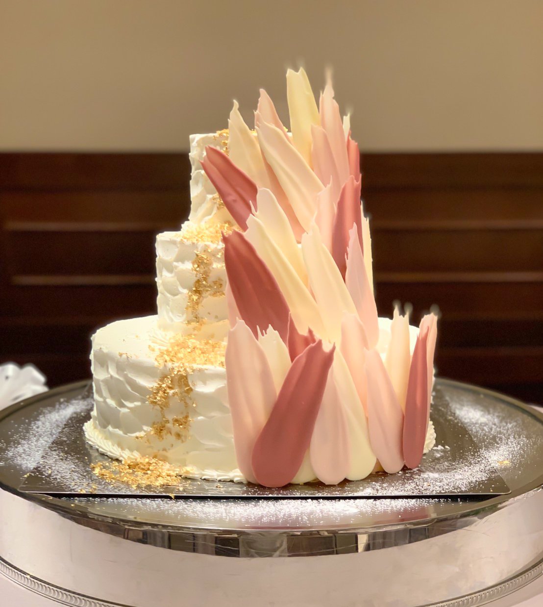 うめ木 ブラシストロークケーキのチョコレートパーツを制作させて頂きました 各段で一つのパーツとして接着されており 会場ではケーキに乗せるだけで仕上がるように制作しています Brushstrokecake ブラシストロークケーキ T Co Foyncbxfb8