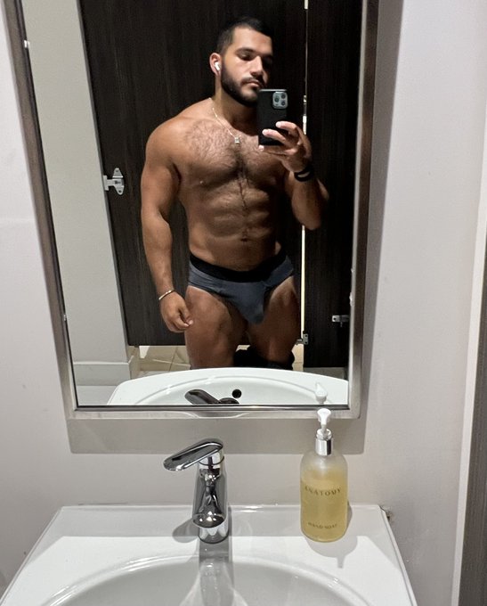 Great gym lighting 😮&zwj;💨 https://t.co/H3n1458UNf