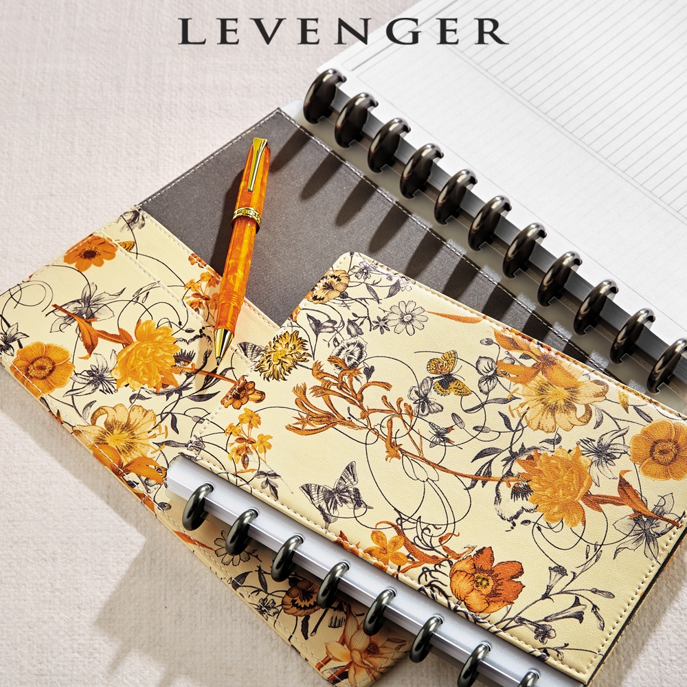 Levenger's tweet photo. Presenting the Circa Harvest Collection in rich autumnal shades of Butternut, Chili Pepper and Burnt Orange, for note-taking inspiration.
See link: https://t.co/WPSSn0Ycm8
#Circa #Autumn #planner #notebook #journal #discbound #inspire #dream #write #Levenger https://t.co/VB43kcm6IZ