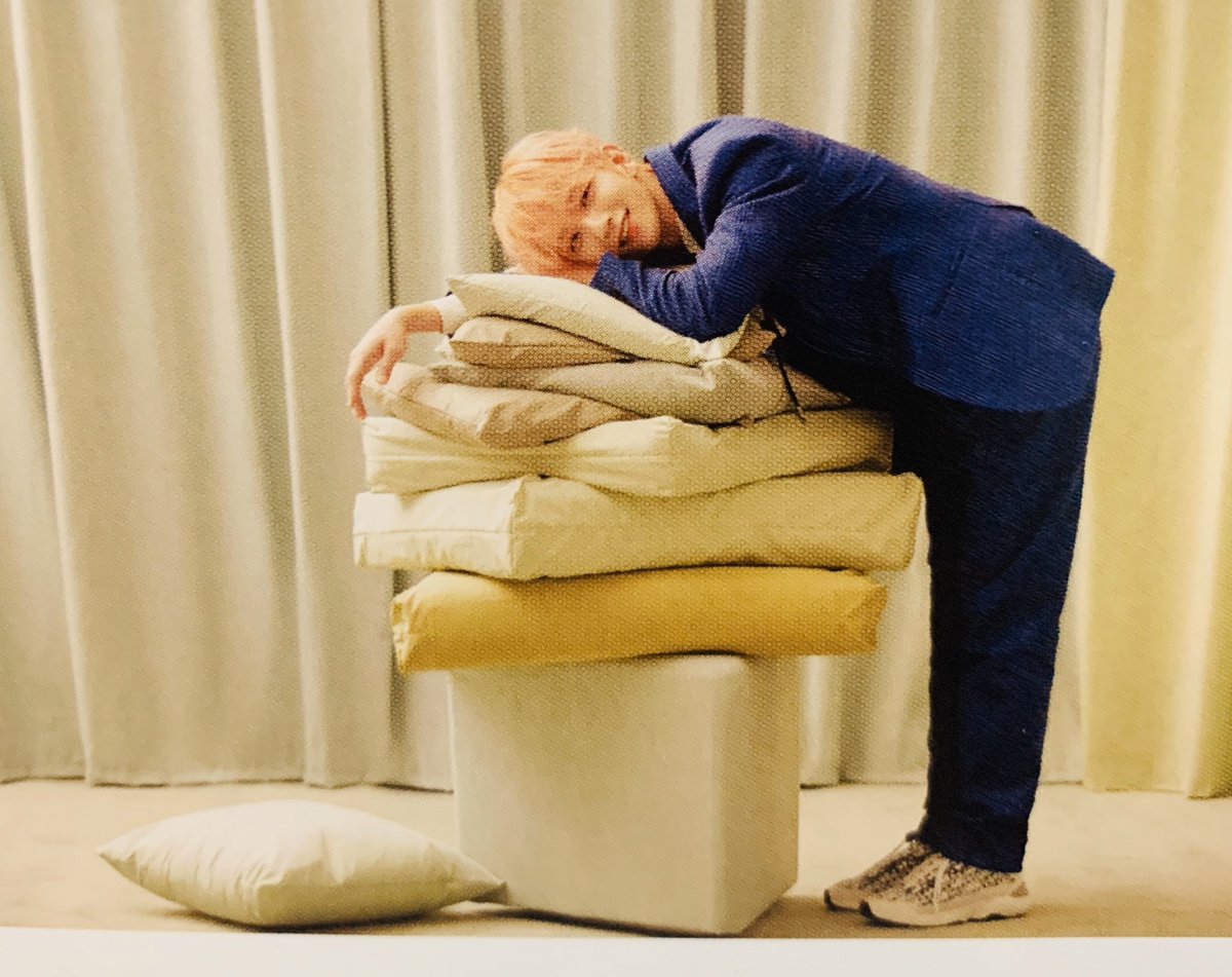 이 사진 누워서 찍은 게 아니라 조기역 돼서 찍은 거 넘 기여븜