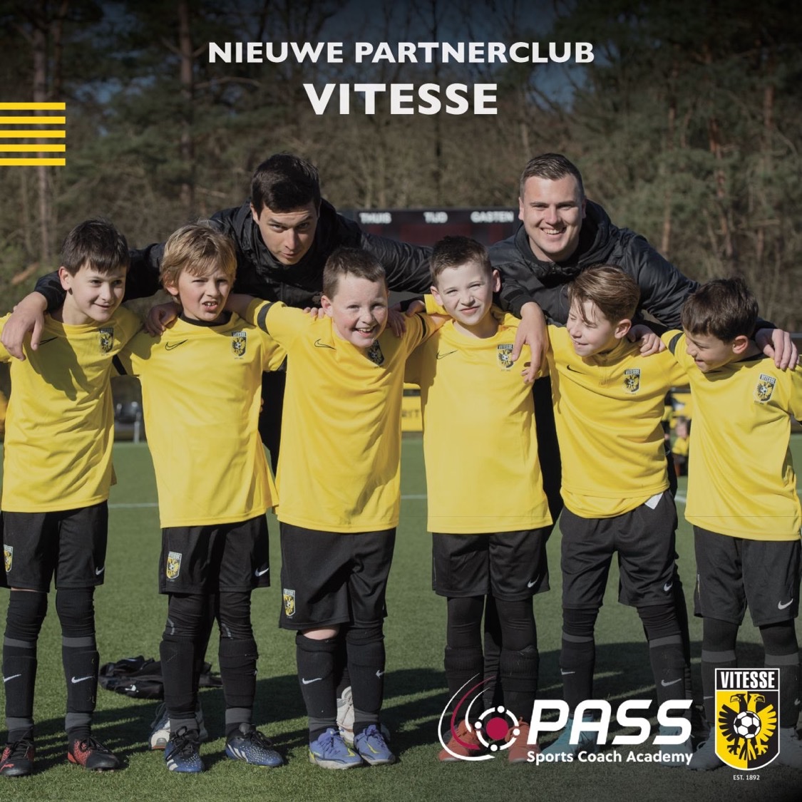 𝗡𝗶𝗲𝘂𝘄𝗲 𝘀𝗮𝗺𝗲𝗻𝘄𝗲𝗿𝗸𝗶𝗻𝗴: 𝗩𝗶𝘁𝗲𝘀𝘀𝗲 🖤💛
Samen met een jeugdtrainer uit de academie geven wij opleidingen die voetbaltrainers uit de regio beter maakt. Ook organiseert partner Ubuntu Sport uit naam van Vitesse events speciaal voor enthousiaste kids uit de regio.