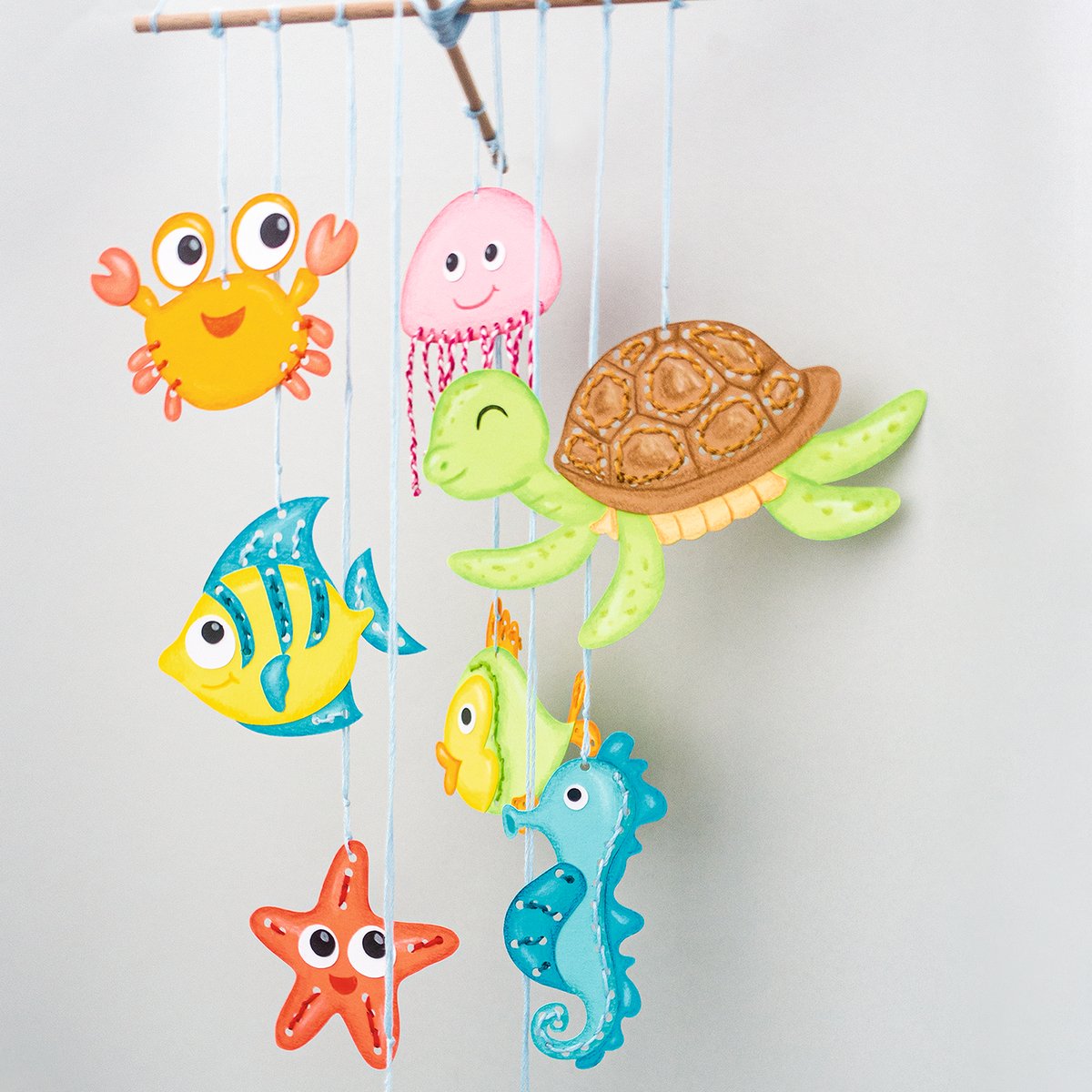 ursusdiy's tweet photo. Lust auf ein kleines Abenteuer in die Unterwasserwelt? 🌊Taucht ein in die zauberhafte Welt unter dem Meeresspiegel mit unseren kleinen Meeresbewohnern. 🐢🦀#ursusdiy #unterwasserwelt #mobilemeerestiere  #bastelnmitkindern #meeresbewohner #diymobile  #ludwigbähr #buntpapierfabrik https://t.co/1UDw8hlMTy