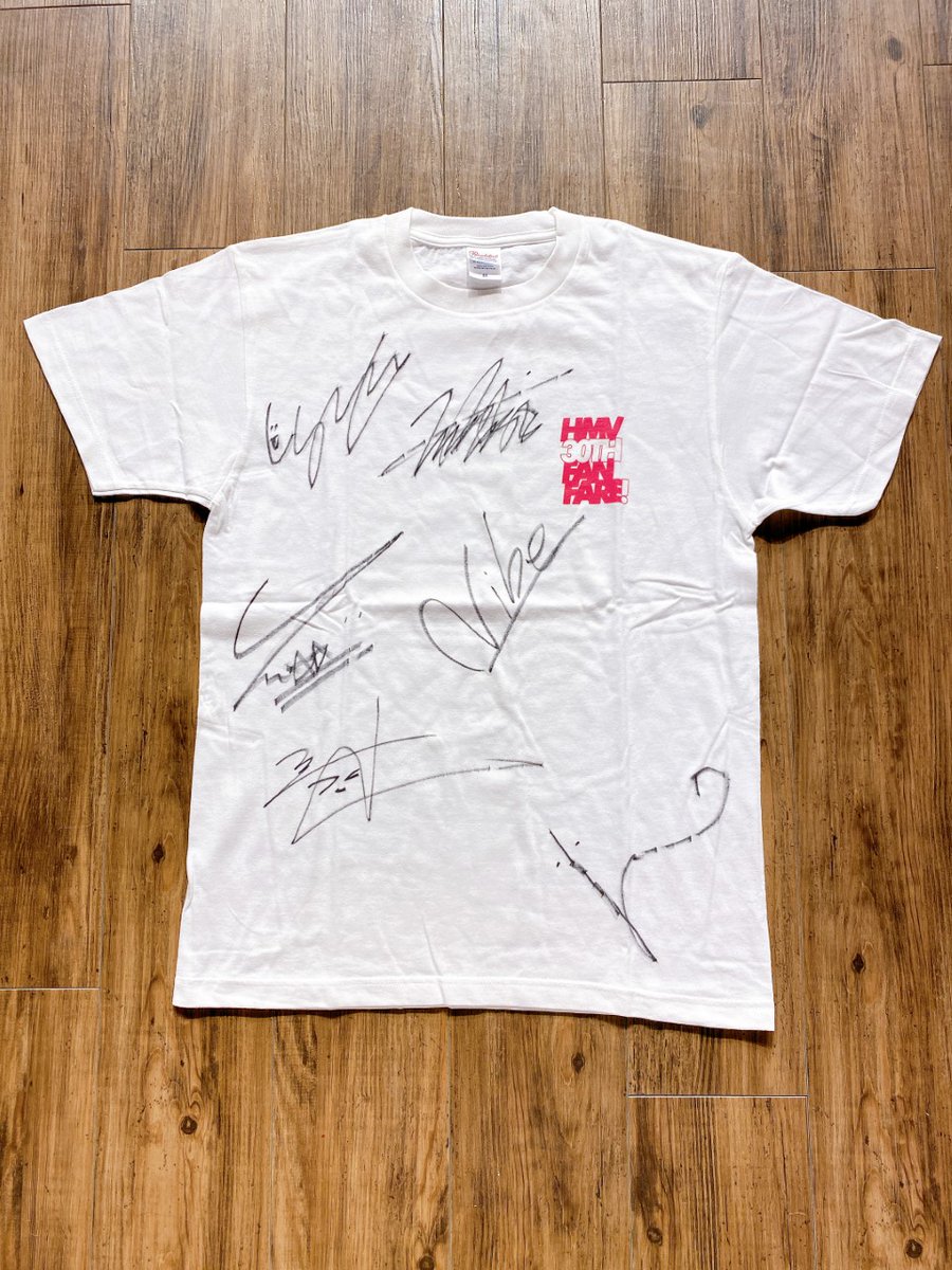 HmvBooksShibuya's tweet photo. 【D-CRUNCH】
本日は3rdシングル「中毒」日本リリースイベントへのご参加ありがとうございました🥰
当店のTシャツにサインをいただきましたのでこちらを抽選で1名様にフォロー＆RTでプレゼント🎁
締切は8/11、店舗受取り限定、当選はDMにて✨
#DCRUNCH https://t.co/ZLSgE1iZU3
