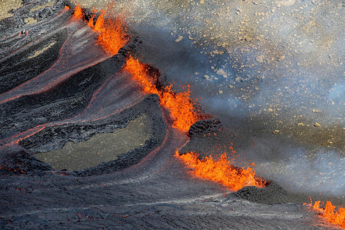 IcelandDMC's tweet photo. Eruption in Iceland
An eruption started on Reykjanes peninsula yesterday morning. It looks like it is going to be a relaxed 'tourist" eruption like the one ladt year. https://t.co/Dwygiv07G6