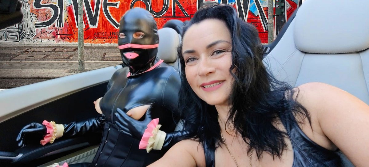 LadyPascal1's tweet photo. Das schöne Sommerwetter lädt zu einer kleinen Spritztour ein... bizarrer Trip durch Berlin, vorher Lauftraining, Cabriolet säubern und nach dem Ausflug dann eine schöne Runde über den Bock! https://t.co/SDQQlv6nDk
#summertime #cabriolet #obenohne #latexlife https://t.co/R50RYPkq89