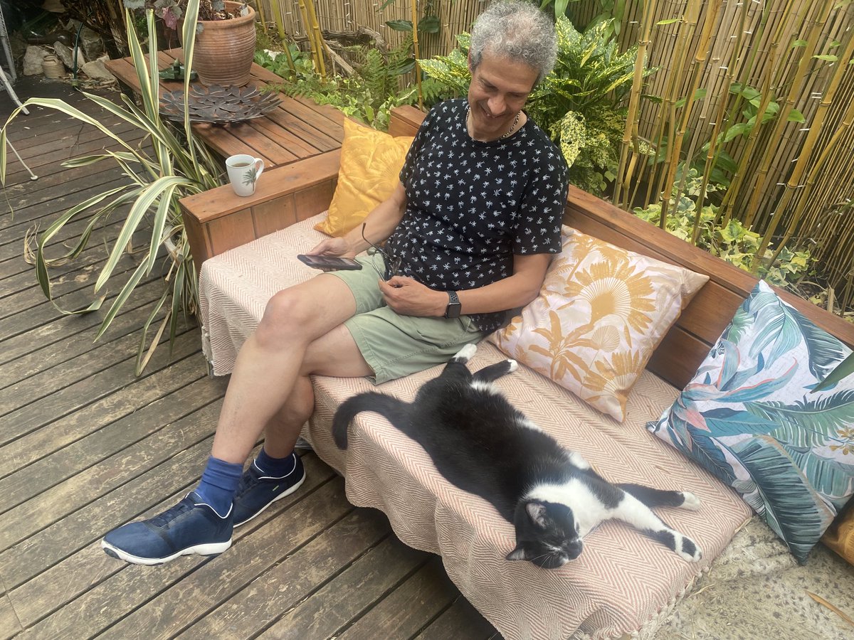 MikeLindup's tweet image. No proper studio is complete without a cat #earbreak #lastrecordingdays #Changes2 #BambuMusic ⁦@tonieconomides⁩