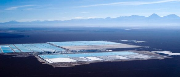 LaInventadera's tweet photo. #4Ago El litio de Chile beneficia a los multimillonarios pero agota a la tierra y los pueblos

Los familiares de los antiguos dictadores acumulan riqueza a costa de la tierra y los propietarios de la misma –por necesidad– la venden por una propina.

📰https://t.co/RNAPNvNjjQ https://t.co/MDbtLzTXSE