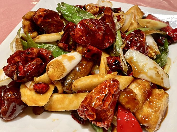 獅門酒楼さん
前から一度来てみたかった店
活き〆穴子の四川風唐辛子炒めと、念願のエビとマンゴーのサクサク変わり揚げ
オイスターと香酢で炒めとるのかな?
穴子もぷりぷりでこんな食べ方もあるのか感
見た目ほど全然辛くなくて、辛味は自分で唐辛子食って調整
揚げはサクうま!バリバリ散らかる! 