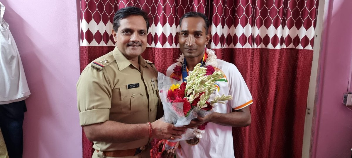 छोटे भाई गगन का स्वागत करने का दादरी पुलिस टीम को अवसर मिला भाई को गले लगाकर बधाई दी, शुकून मिला si अनु प्रताप सिंह, संजीव भाई ब प्रियांशी बिटिया रही मौजूद, गगन पासवान भाई को पुनः शुभकामनायें 💐🙏<a href="/alok24/">Alok singh</a> <a href="/akashtomarips/">Akash Tomar IPS 🇮🇳</a> <a href="/noidapolice/">POLICE COMMISSIONERATE GAUTAM BUDDH NAGAR</a> <a href="/Uppolice/">UP POLICE</a> <a href="/psharma73/">Pawan Sharma</a>