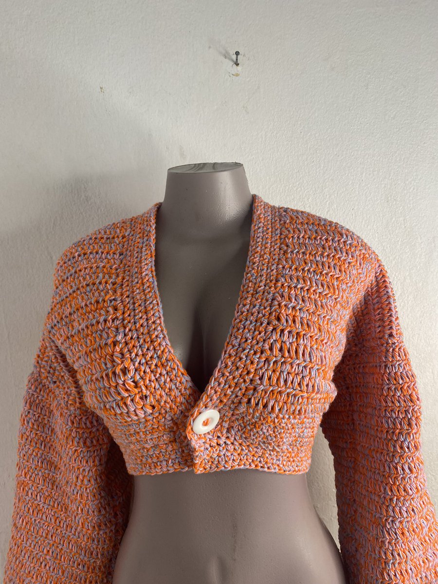 OreAkinde's tweet photo. 18 balls of yarn + 90 hours = this customized crop sweater 😍
Price: 30k/$2000
Please take time out to RETWEET this my handiwork to your timeline! 🧶🙏 https://t.co/Ob3GtOqbYU