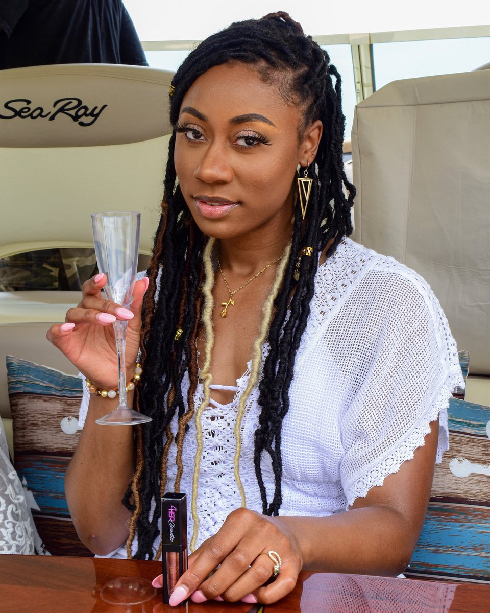 forhercosmetics's tweet photo. Gorgeous gorgeous girls use vegan 🌱 beauty products 😘
.
.
Sadé shining in “Unicorn”, ready for the weekend! Wbu!? 
.
.
MUA: @callmemunchiee_ 
📸: @nyalikescameras 
.
.
#thatgirl #naturalglam #softglam #veganbeauty #vegancosmetics #forhercosmetics #forherbabe #detroitbrand https://t.co/nNfrL2SnN9