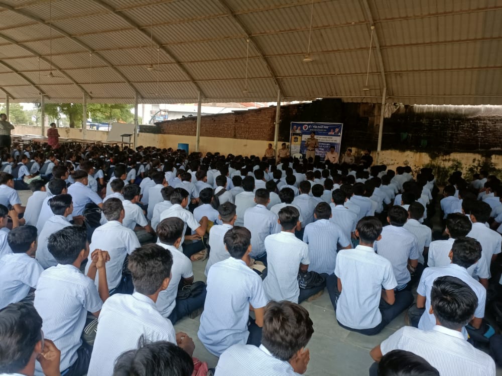 બનાસકાંઠા પોલીસ દ્વારા આર્દશ સ્કૂલ તથા શાળા નં-૨ દિયોદર ખાતે eFIR અવેરનેસ કાર્યક્રમ યોજવામાં આવ્યો #eFIR #banaskanthapolice <a href="/GujaratPolice/">Gujarat Police</a> <a href="/dgpgujarat/">DGP Gujarat</a> <a href="/sanghaviharsh/">Harsh Sanghavi</a> <a href="/Bhupendrapbjp/">Bhupendra Patel</a>