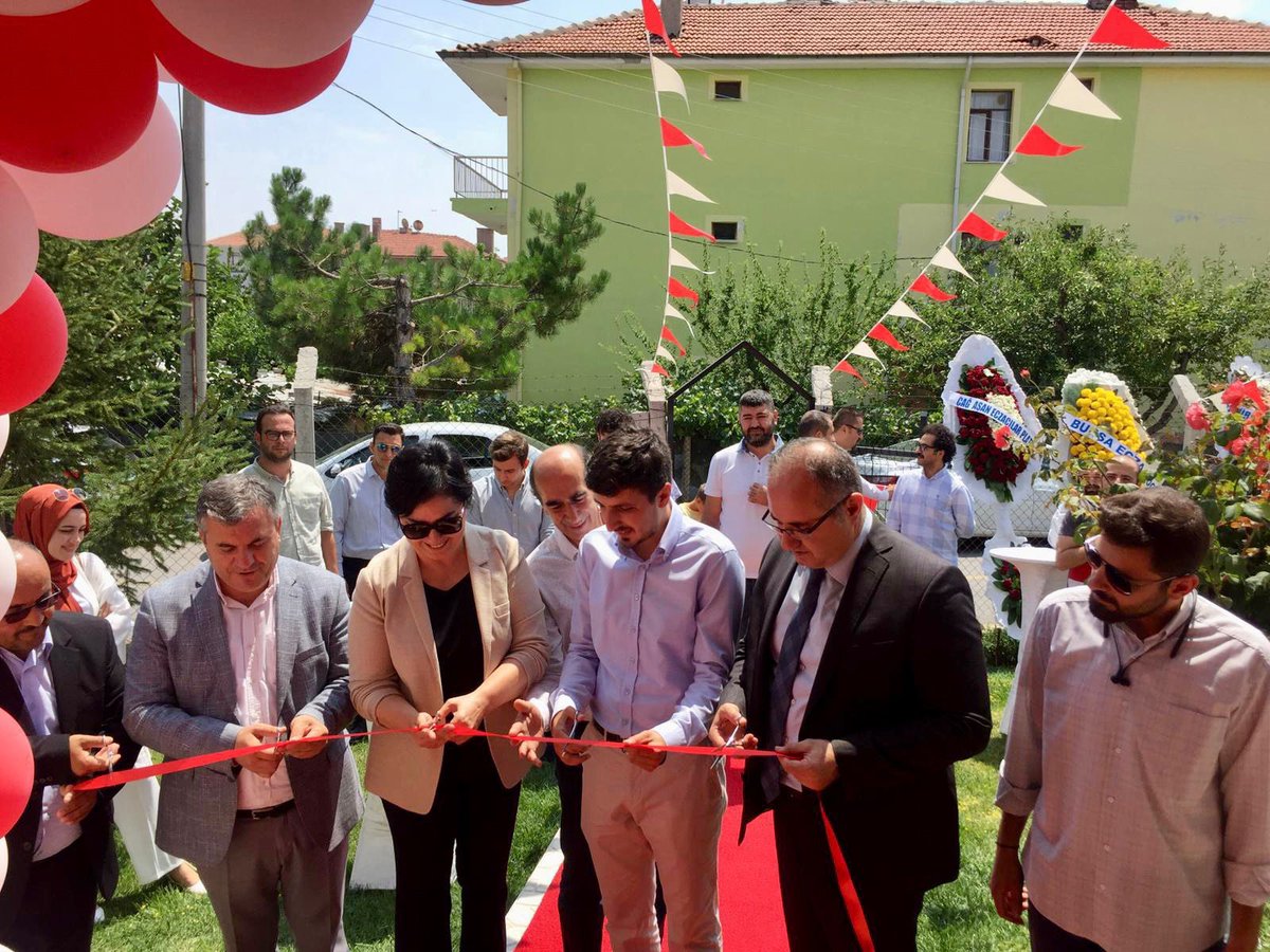 nevintaslicay's tweet photo. Ecz. meslektaşım Abdurrahman Karahan’ın eczane açılışını Çubuk Bld. Bşk. Baki Demirtaş Bey, Çubuk Kaymakamı Adem Keleş Bey ve geçmiş dönem Ankara Eczacı Odası Bşk. Süleyman Güneş Bey ile birlikte gerçekleştirdik.

Eczacımıza mutlu bir meslek hayatı ve hayırlı kazançlar diliyorum. https://t.co/wdt4VnbAM4