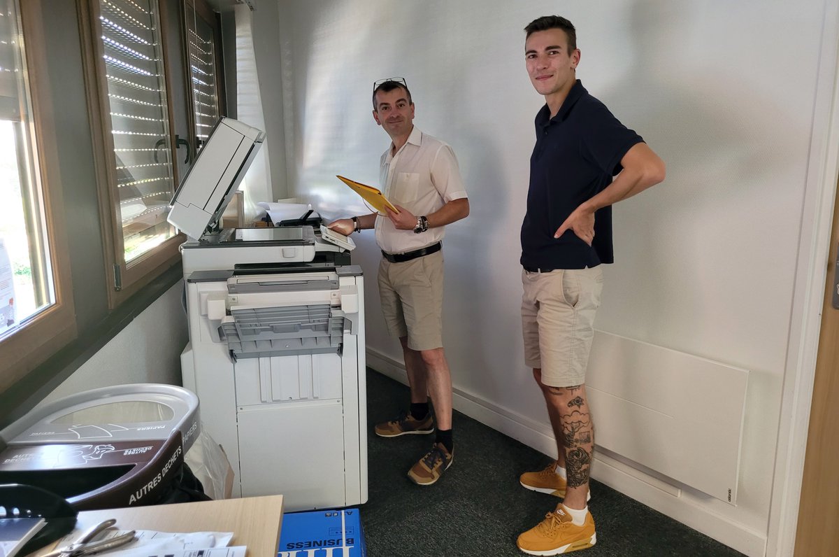 vosgelis's tweet photo. « Depuis 20 ans que je travaille, c’est la première fois que j’ai le droit de porter un bermuda ! » En effet, notre directeur général a offert des bermudas aux collaborateurs. Parce que l’#égalité entre les #femmes et les #hommes, ça marche dans les deux sens chez Vosgelis. https://t.co/M33eoYsnRx
