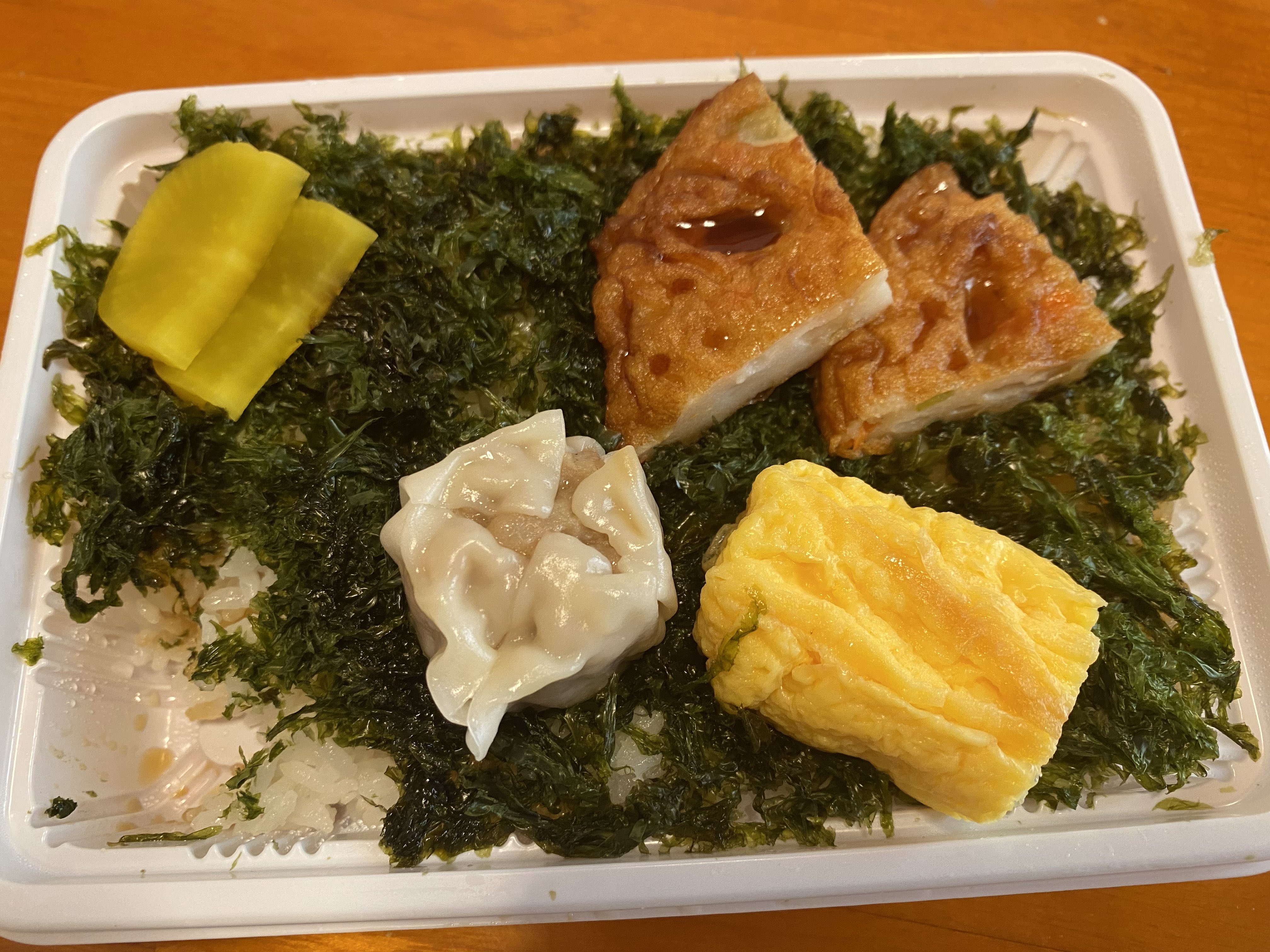 鈴木咲 A Twitter 三宅島では夜以外お弁当だったんですが このお弁当面白くない のり弁なんだけど海苔が島のりで芝生みたいにふさふさなの 醤油がかかってるだけのシンプルな味付なのに風味がよくて美味しかった 島のり買って帰ってきたから家でもやろ