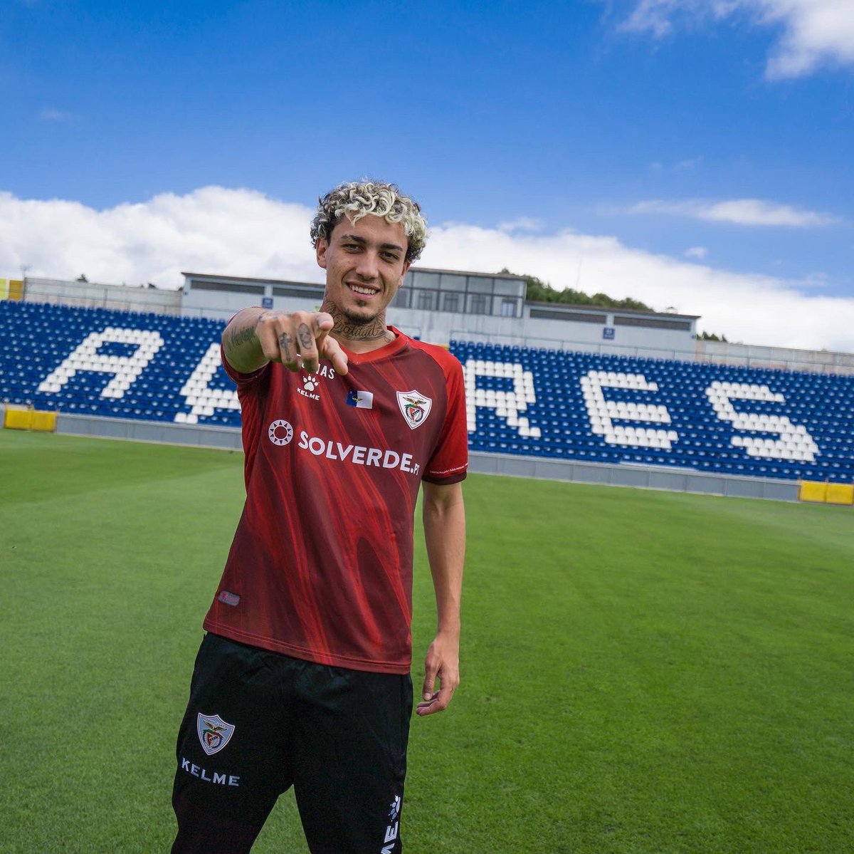 CD_SantaClara's tweet photo. 𝐁𝐎𝐁𝐒𝐈𝐍 𝐄́ 𝐁𝐑𝐀𝐕𝐎❗

Médio brasileiro de 22 anos, internacional jovem pela canarinha, assina pelo Santa Clara por 3 temporadas. 

📲 https://t.co/GlSPG0C6kW

#BravosAçorianos #MisticaInsular https://t.co/hDsXuFQjx9